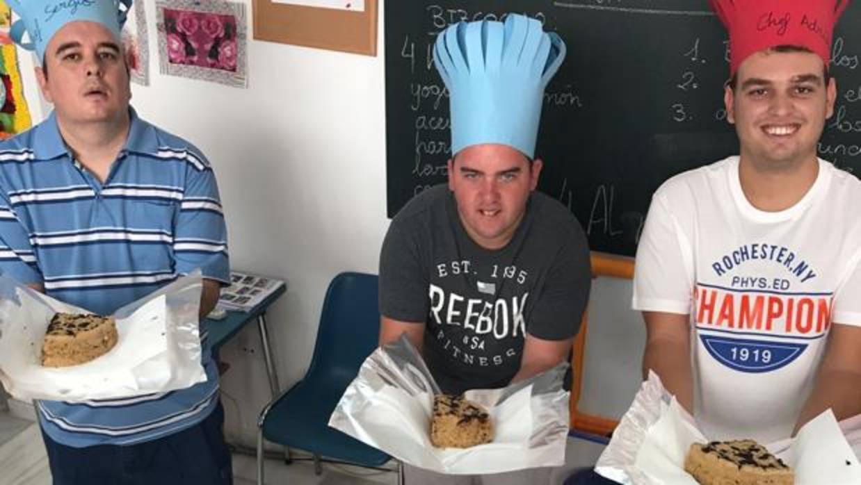 Tres vecinos de Lora en una clase de repostería, dentro de las actividades que desarrolla la Fundación TAS