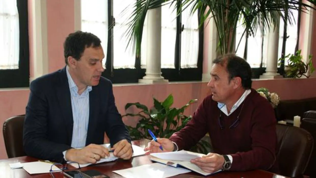 El alcalde José Benito Barroso (izquierda) recibe la información de manos de Antonio Caro