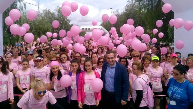 Una enorme marea rosa tiñe de solidaridad a Los Palacios y Villafranca