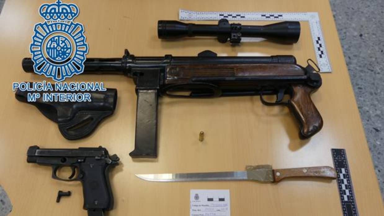 La Policía Nacional localizó un subfusil, un arma corta, una mira telescópica y varios cargadores
