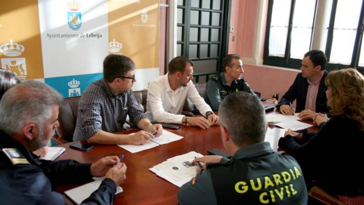 La reunión entre autoridades municipales, empresarios y cuerpos de seguridad se ha desarrollado en la Alcaldía