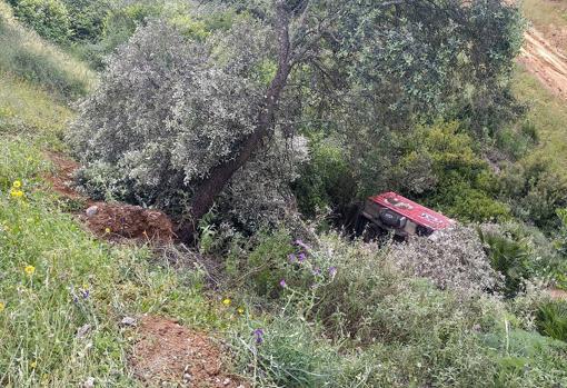 El camión que se precipitó sobre un barranco en la carretera A-8102