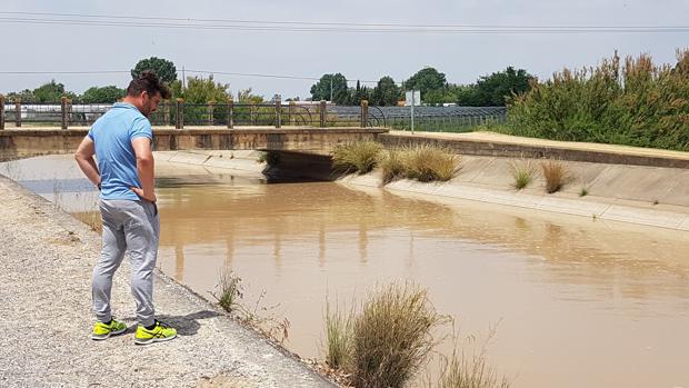 Un ciclista salva la vida a un hombre que estaba a punto de morir ahogado en un canal de Los Palacios y Villafranca