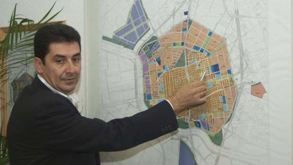 El exalcalde de Los Palacios Antonio Maestre ha sido condenado a cinco años de inhabilitación