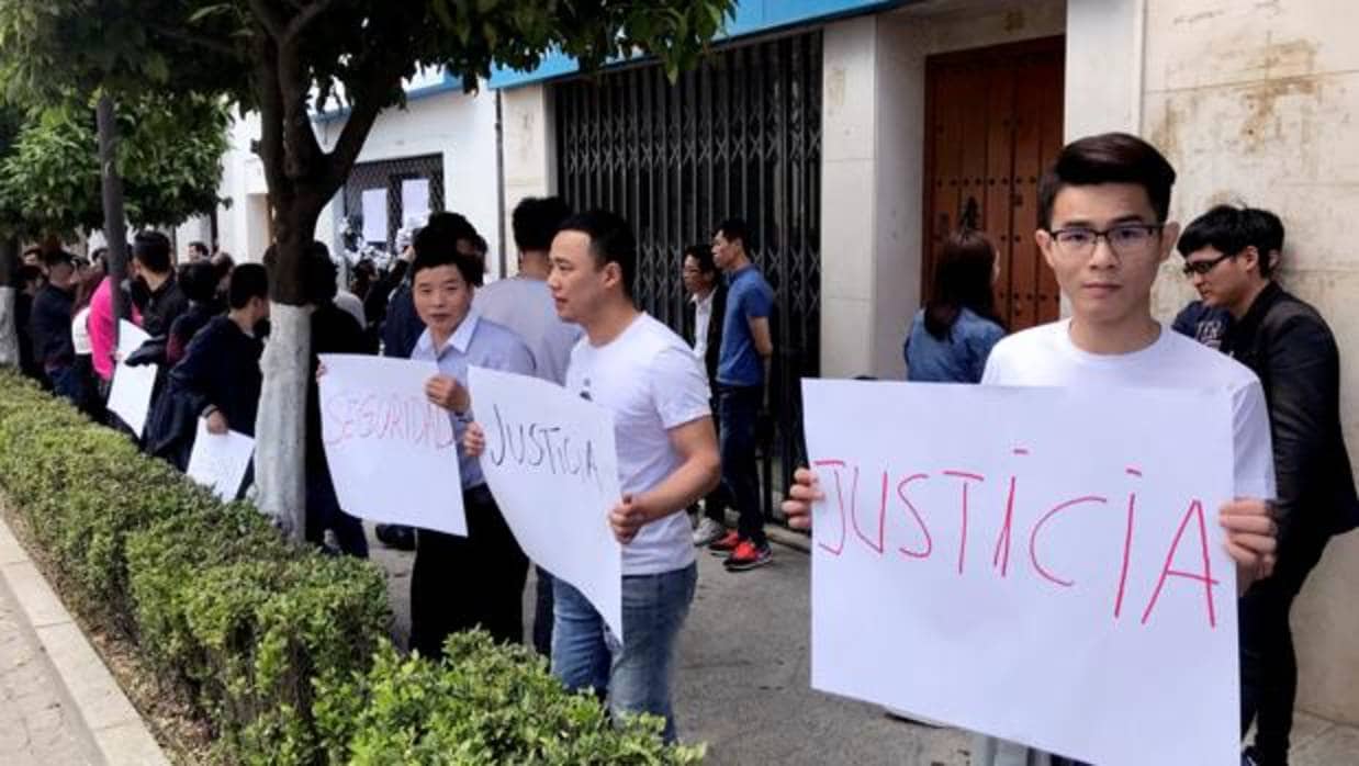 Protesta de ciudadanos chinos a las puertas del comercio que regentaba el propietario asiático que murió apuñalado