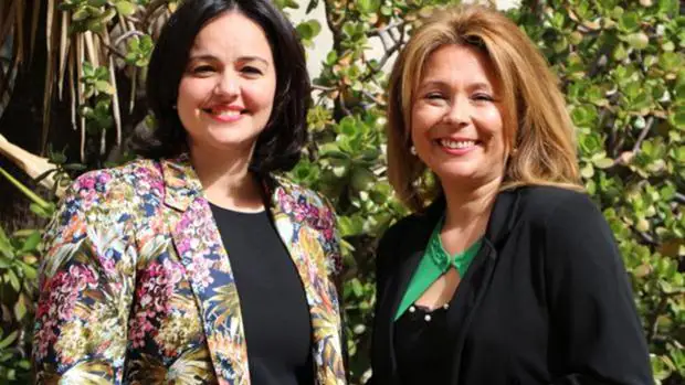 La presidenta del PP de Sevilla, Virginia Pérez, junto con la candidata a la Alcaldía María Elena Romero (derecha)