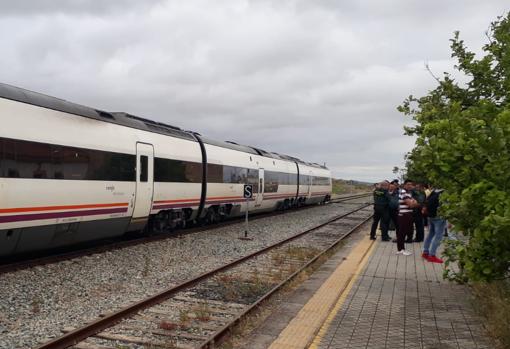 Viajeros del tren aguardan al convoy para ser trasladados