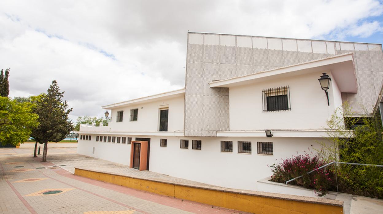 Edificio del Complejo Deportivo «Ciudad de Lebrija» habilitado para las aulas del nuevo ciclo formativo