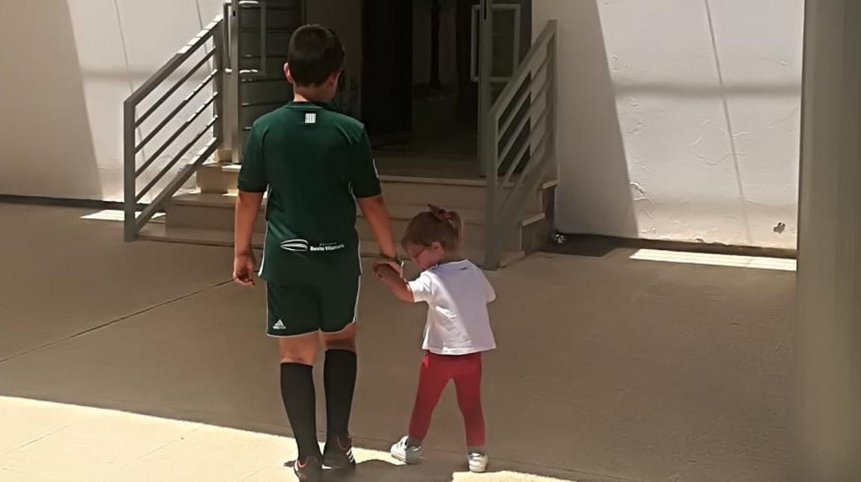 La pequeña Lola podrá estudiar finalmente con su hermano en el mismo colegio de Lora del Río