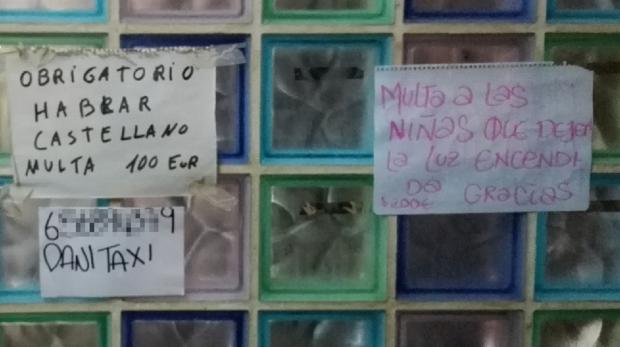 Notas que figuraban en la pared del chalet donde se realizaban los contactos