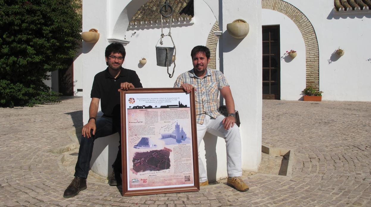Javier Luengo y Antonio Amarillo con el póster que recrea virtualmente El Cuervo de 1945