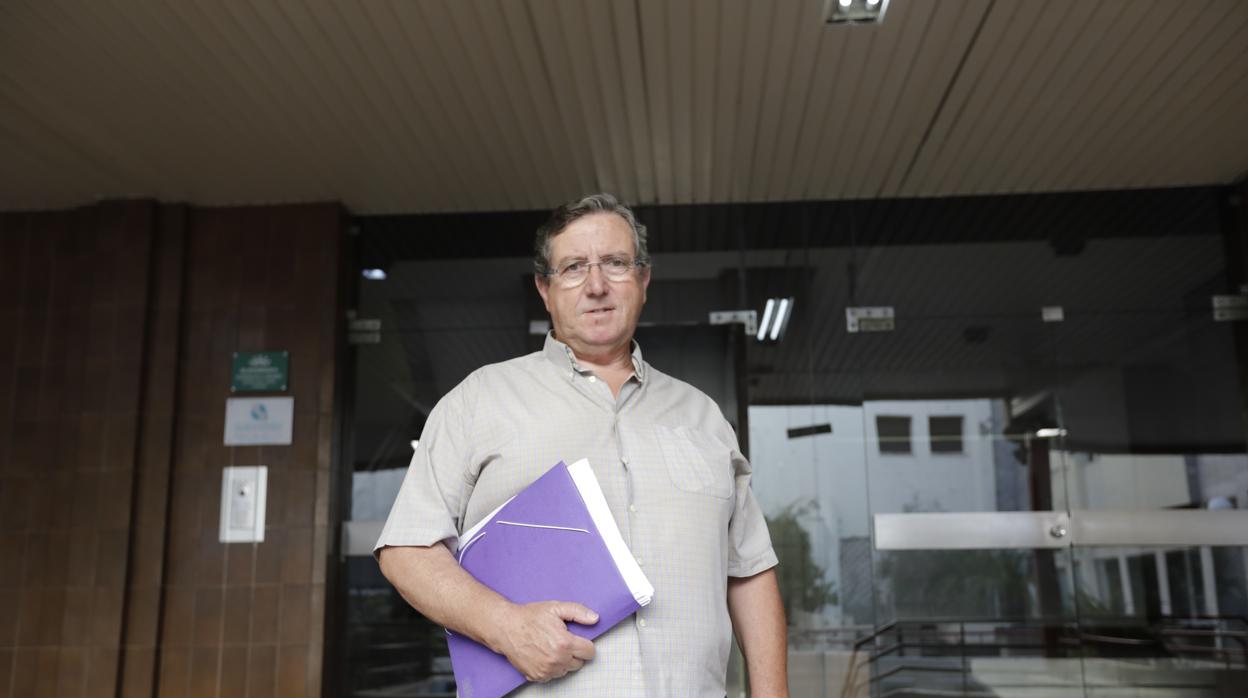 El exalcalde Domingo Salado, ayer junto a la sede del PP de Sevilla con los escritos de baja de afiliados