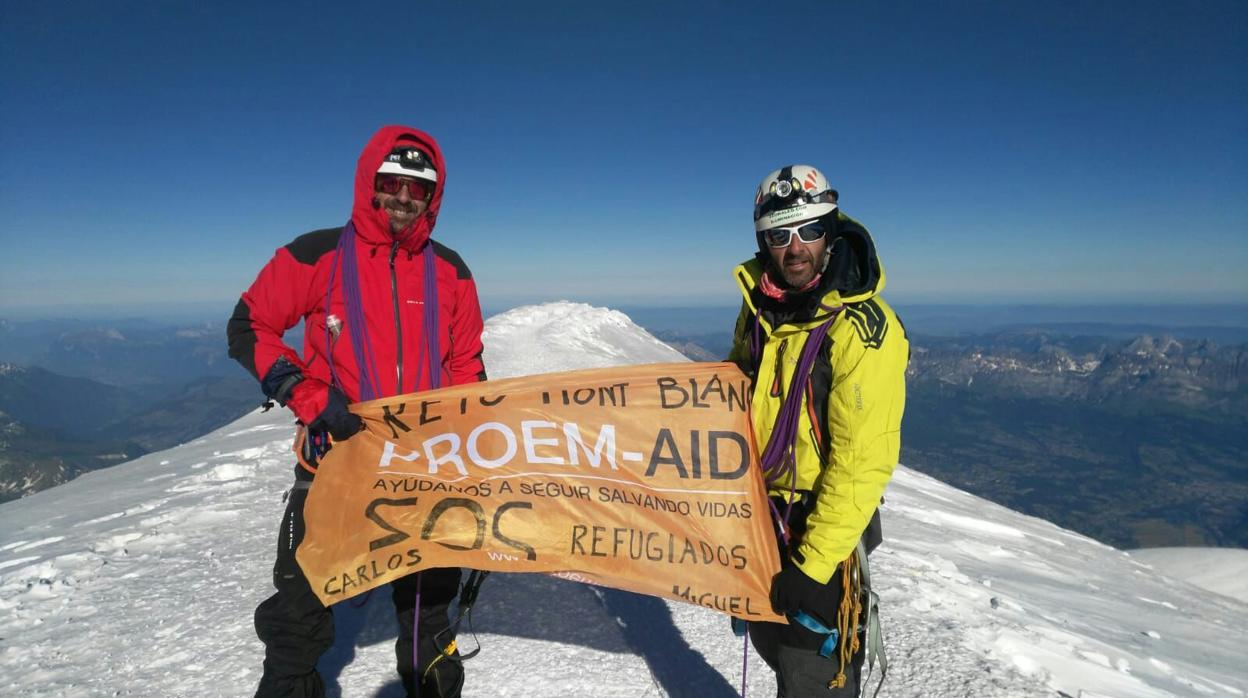 Dos policías sevillanos lanzan un SOS por los refugiados desde la cima del Mont Blanc