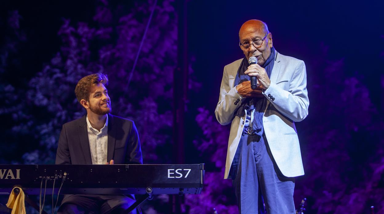 Moncho cantó dos boleros acompañado por el piano del joven utrerano Andrés Barrios