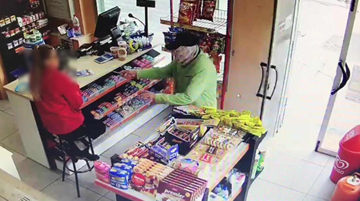 Imagen de uno de los robos producidos en una gasolinera de Estepa