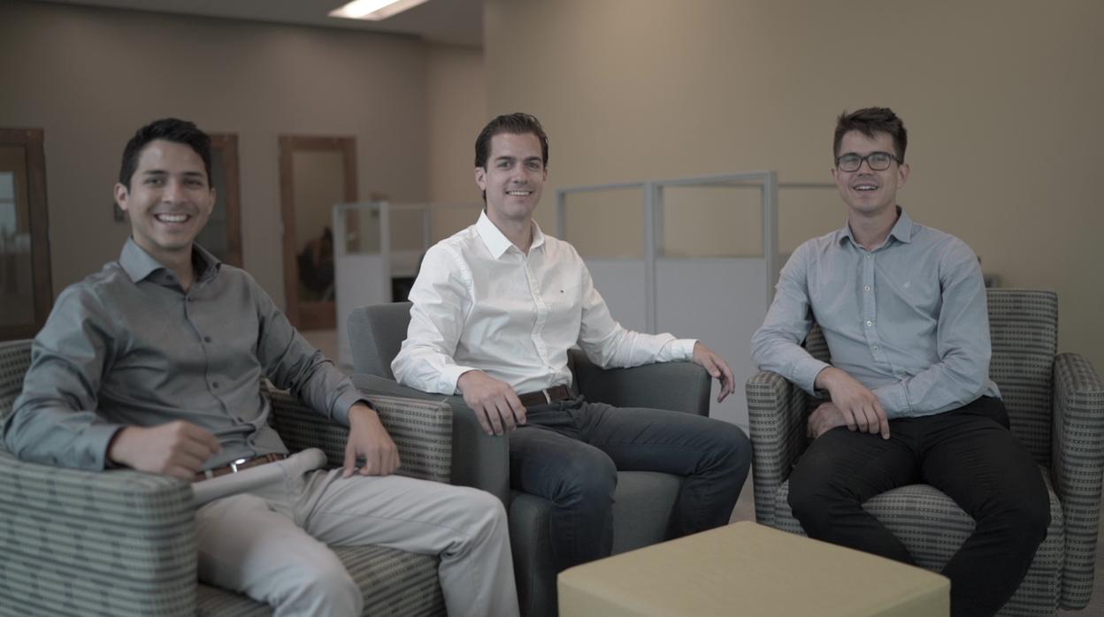 Francisco, en el centro de la imagen, ha creado su empresa en Miami junto a un joven alemán y un ecuatoriano