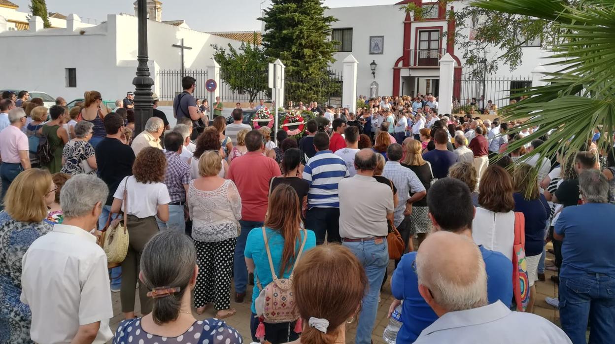 Los vecinos han arropado especialmente a la mujer y las dos hijas
