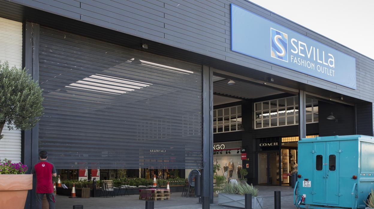 Un técnico repara la puerta del Factory del Aeropuerto