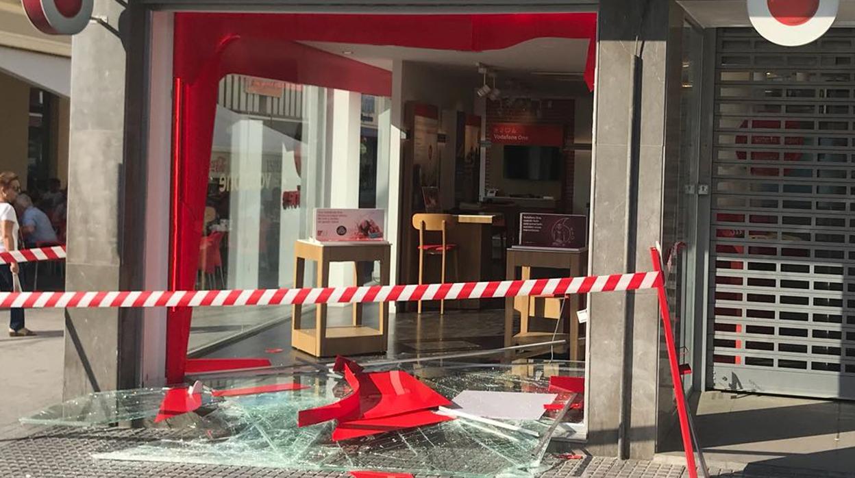 Así ha quedado la tienda de telefonía móvil tras el robo de esta madrugada