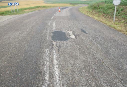 Así se encontraba el firme en la carretera de Fuentes de Andalucía