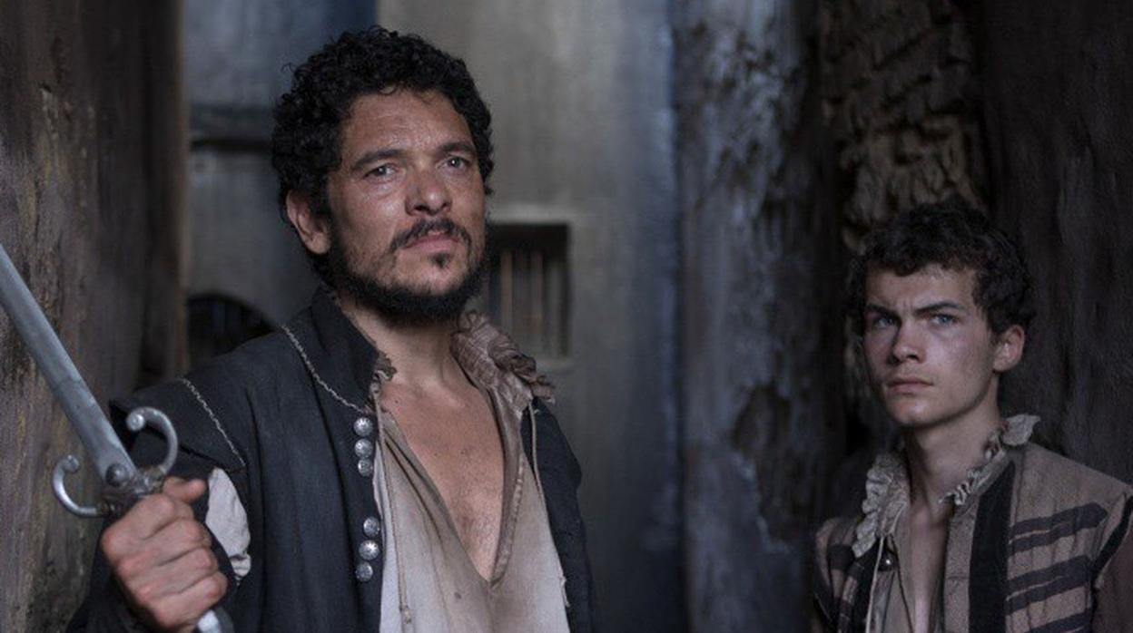 Pablo Molinero (i) y Sergio Castellanos (d) en una escena de la serie «La peste»