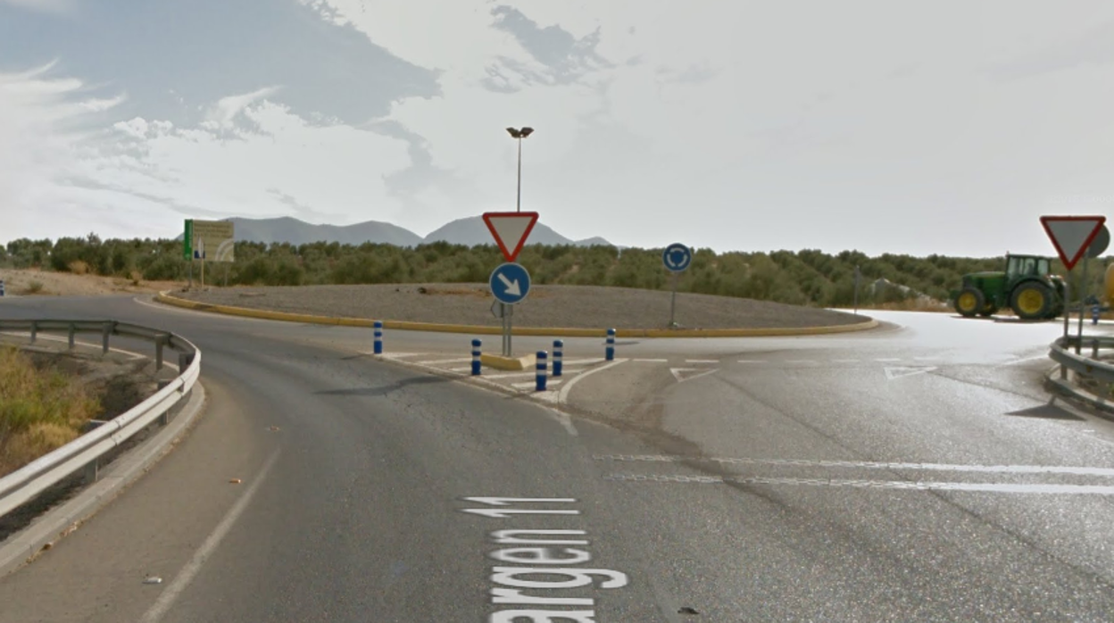 En esta rotonda de acceso a El Saucejo ha perdido la vida un motorista de 55 años al chocar contra una señal de tráfico