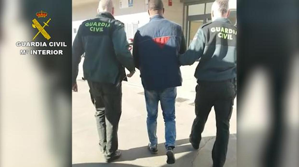 Uno de los acusados, en el momento de la detención efectuada por la Guardia Civil