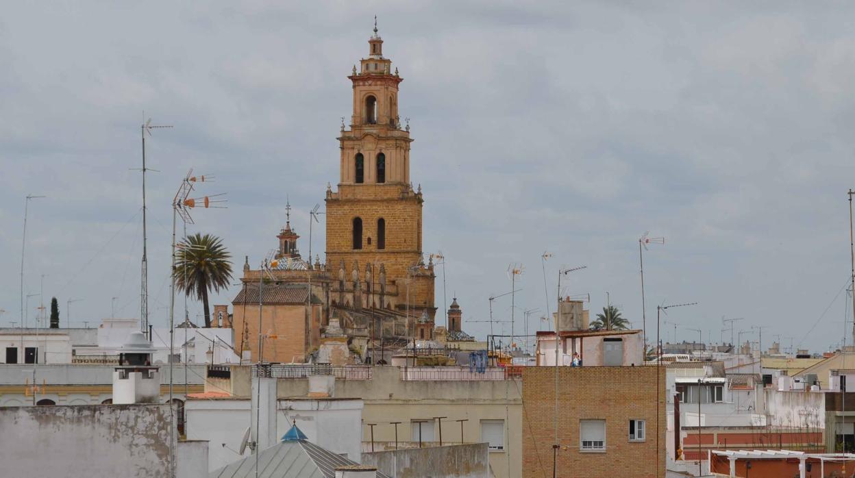 La silueta de la torre de la iglesia de Santa María de la Mesa de Utrera domina el panorama de la localidad