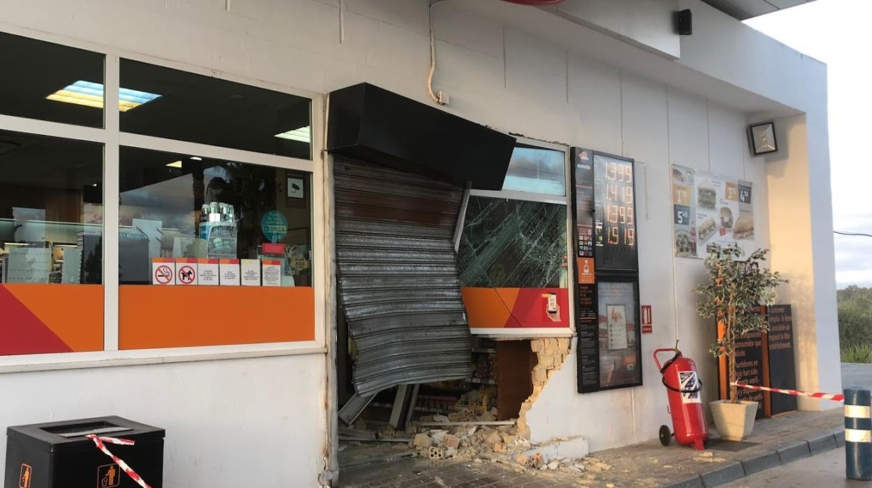 Estado en el que quedó la gasolinera de la A-92 tras el robo perpetrado por el método del alunizaje
