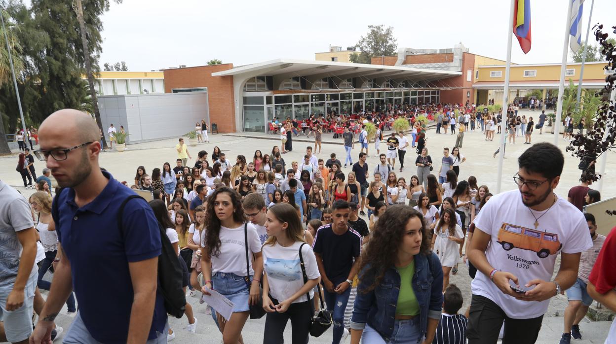 Muchos estudiantes de Alcalá tardan más de una hora y media en llegar a la Universidad Pablo de Olavide