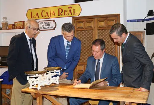 El alcalde de Sevilla firma en el libro de honor de la fábrica La Estepeña