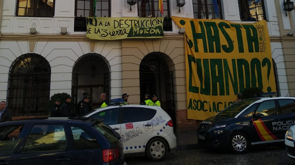 Una pancarta de grandes dimensiones se desplegó en la fachada del Ayuntamiento de Morón el pasado jueves