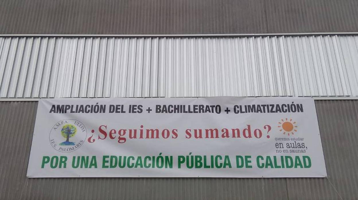La pancarta colocada en el centro educativo para pedir una ampliación
