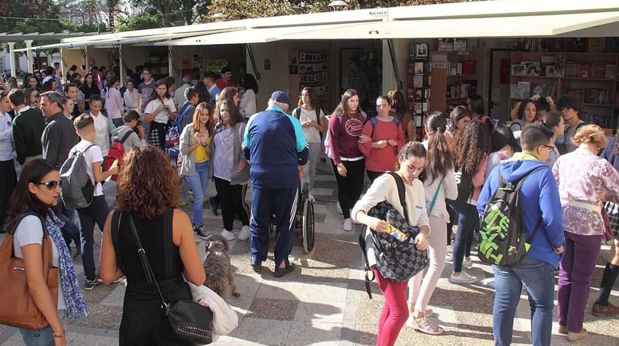La plaza de Andalucía acoge desde este jueves y hasta el domingo numerosos actos culturales