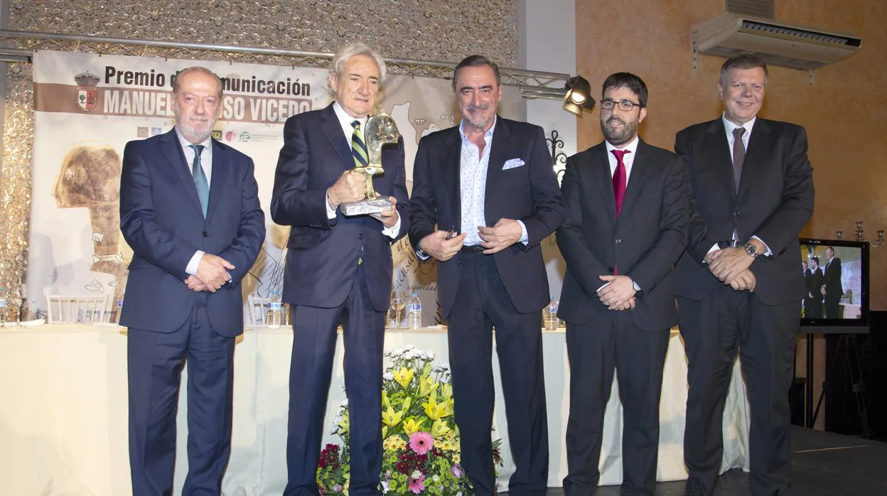 Luis del Olmo recibió en la noche del pasado jueves el premio Manuel Alonso Vicedo