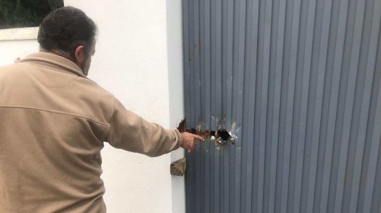 Los autores del robo han reventado la cerradura de la puerta del almacén