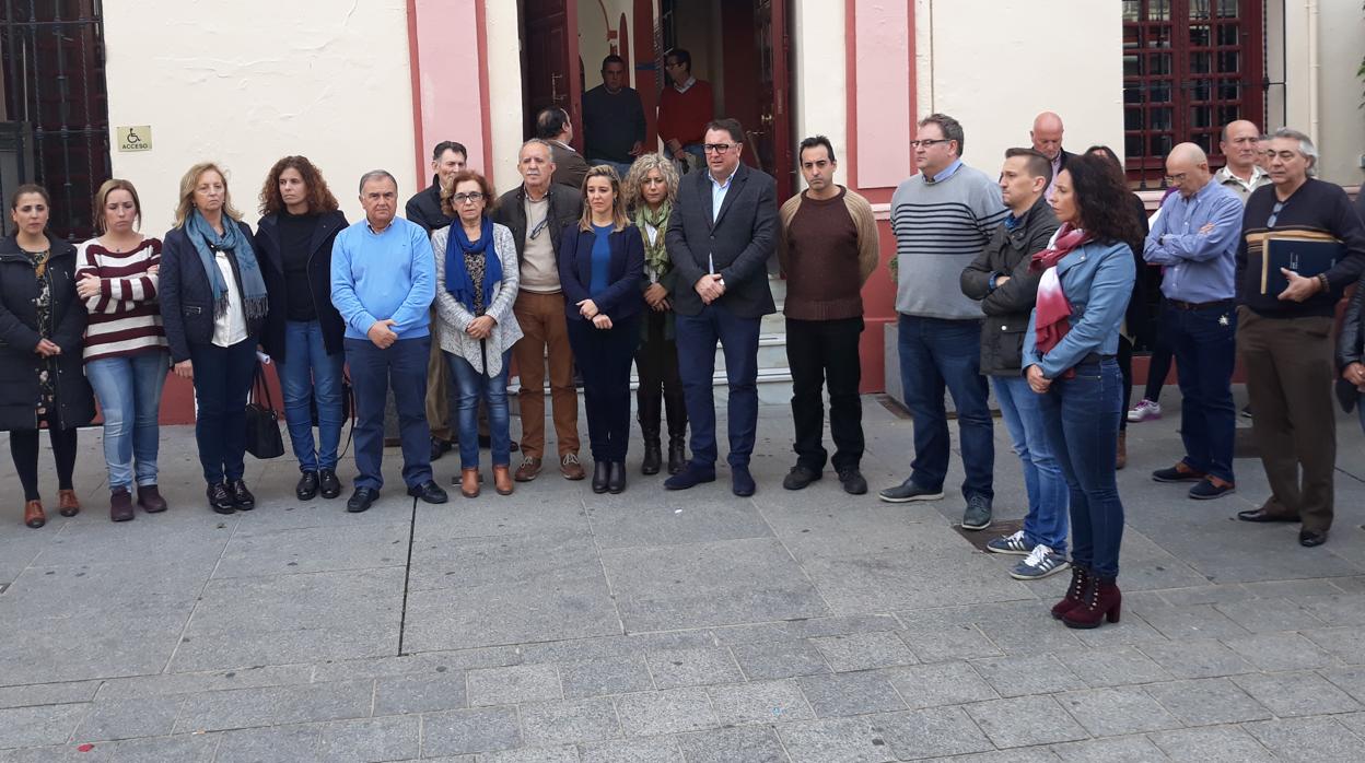 Concentración en la pueta del Ayuntamiento de Alcalá de Guadaíra por la muerte de Yoi Mariana