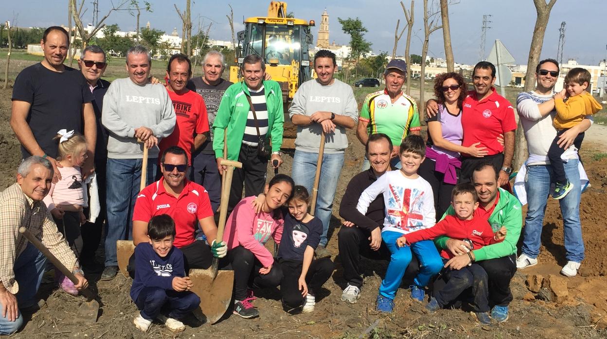 Los integrantes de la asociación disfrutaron de un agradable día en familia plantando los árboles