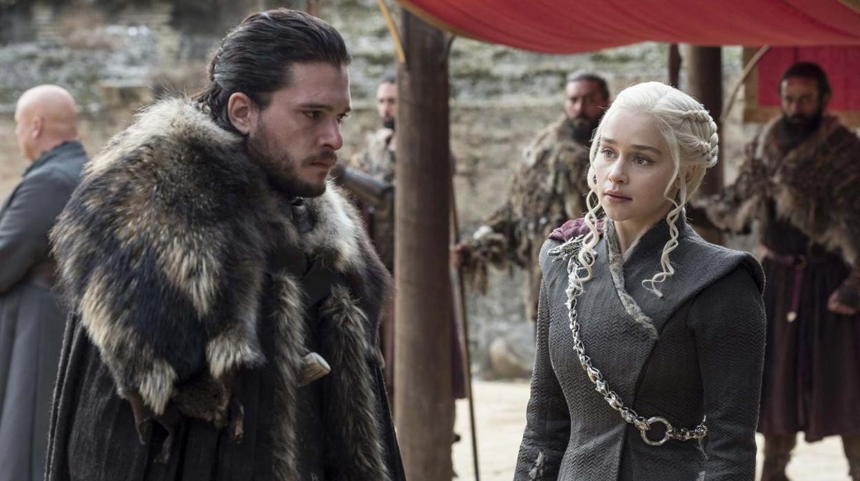 Los actores Kit Harington y Emilia Clarke en «Juego de Tronos»