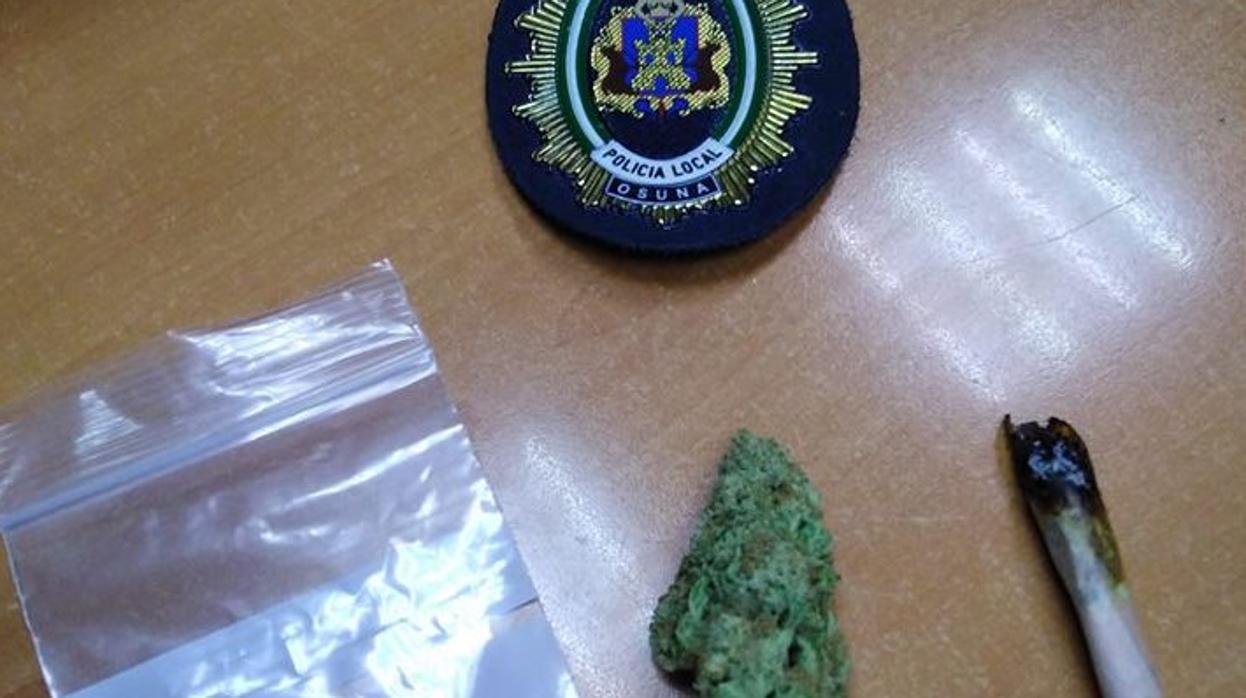 La droga inacutada a un vecino de Osuna cuando circulaba fumando un porro en dirección contraria