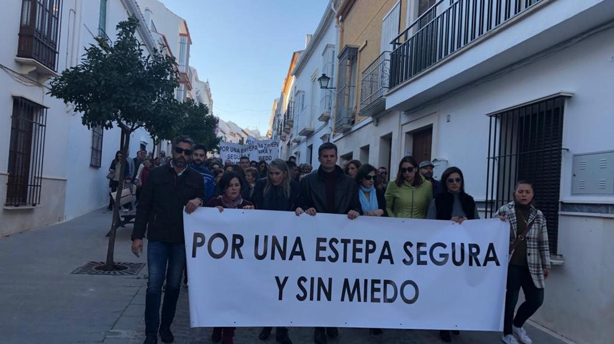 Vecinos de Estepa, en la cabecera de la protesta