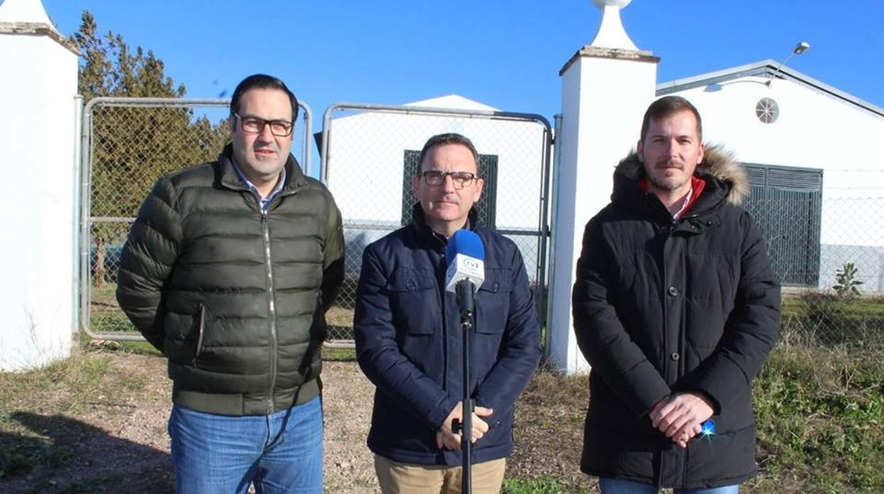 Los tres concejales que integran el grupo municipal del PP, Silvestre Castell, José Manuel Oliva y Álvaro Granado, a las puertas de los huertos sociales