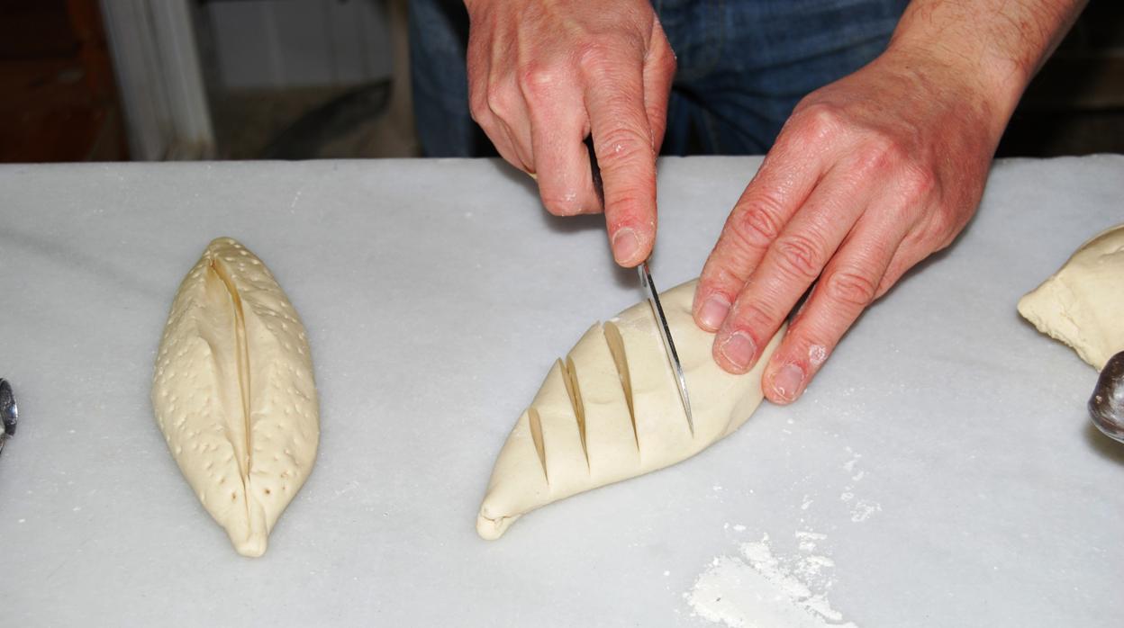 El trabajo artesanal de panaderos y reposteros requiere de trabajadores con formación específica