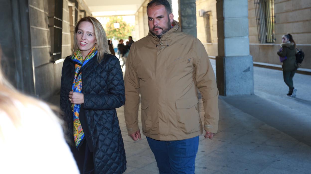 El padre de Aitor junto a su abogada cuando acudió a declarar como testigo el pasado día 8