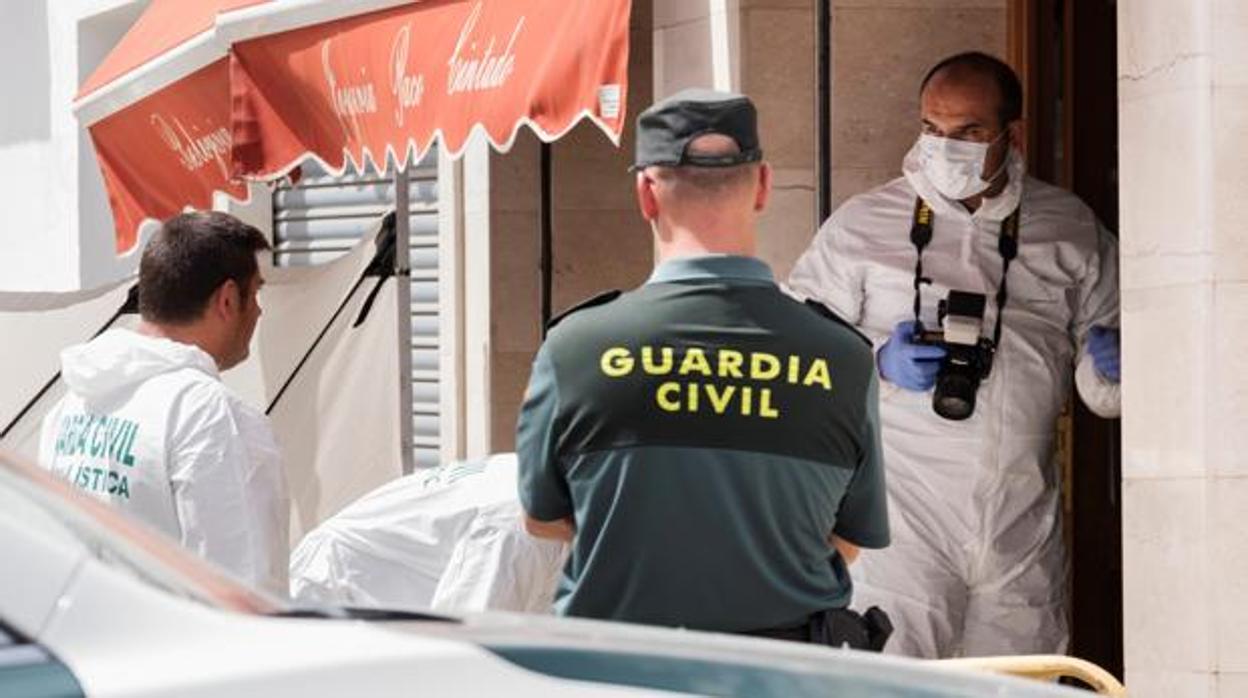 Especialistas de la Guardia civil, en la joyería del crimen