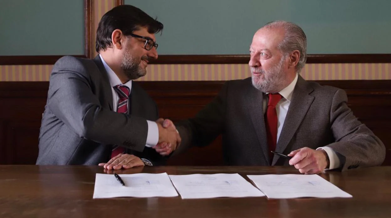 El alcalde de Utrera y el presidente de la Diputación de Sevilla sellando el acuerdo