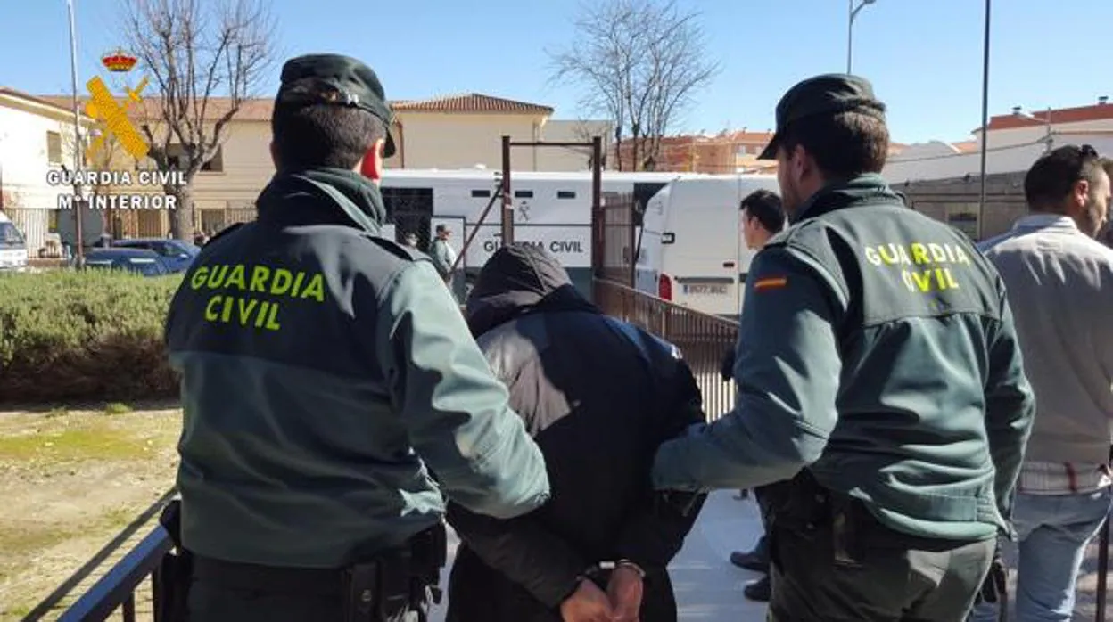La Guardia Civil ha detenido en La Rinconada a dos individuos por robar a repartidores de comida y en viviendas habitadas