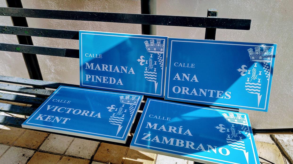 Las placas con los nuevos nombres de mujeres que van a presidir algunas calles de Gilena