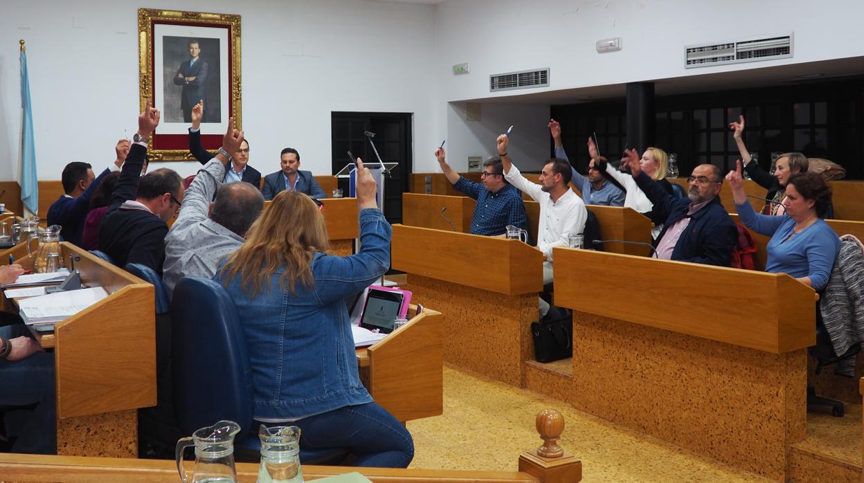 Los 21 concejales que integran el pleno municipal lebrijano respaldaron el acuerdo