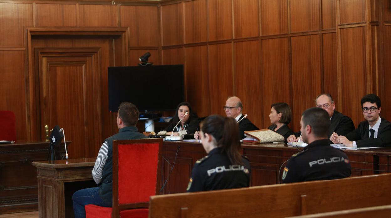 El acusado del crimen de Pilas en la primera sesión del juicio